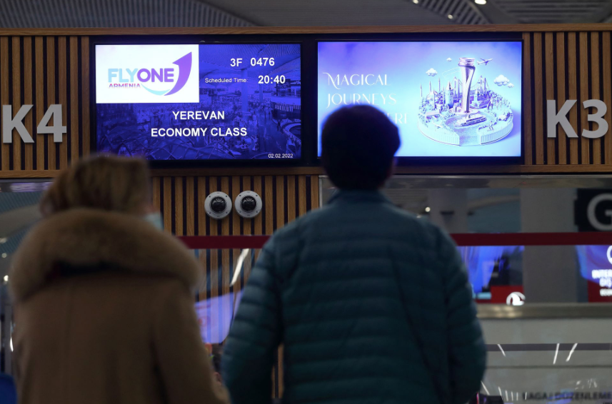 Hành khách chờ làm thủ tục tại quầy của hãng hàng không FlyOne Armenia để lên chuyến bay từ Istanbul đến Yerevan tại sân bay quốc tế Istanbul, Thổ Nhĩ Kỳ, ngày 2/2/2022. (Ảnh: Reuters) Hành khách chờ làm thủ tục tại quầy của hãng hàng không FlyOne Armenia để lên chuyến bay từ Istanbul đến Yerevan tại sân bay quốc tế Istanbul, Thổ Nhĩ Kỳ, ngày 2/2/2022. (Ảnh: Reuters)