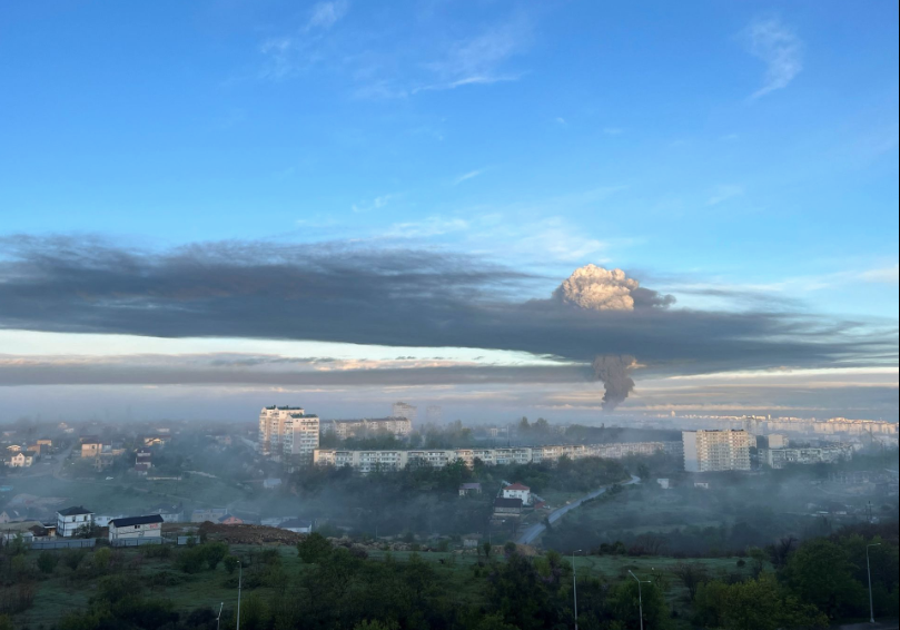 Đám khói bay lên từ kho nhiên liệu bị máy bay không người lái tấn công. (Ảnh: RT) Đám khói bay lên từ kho nhiên liệu bị máy bay không người lái tấn công. (Ảnh: RT)