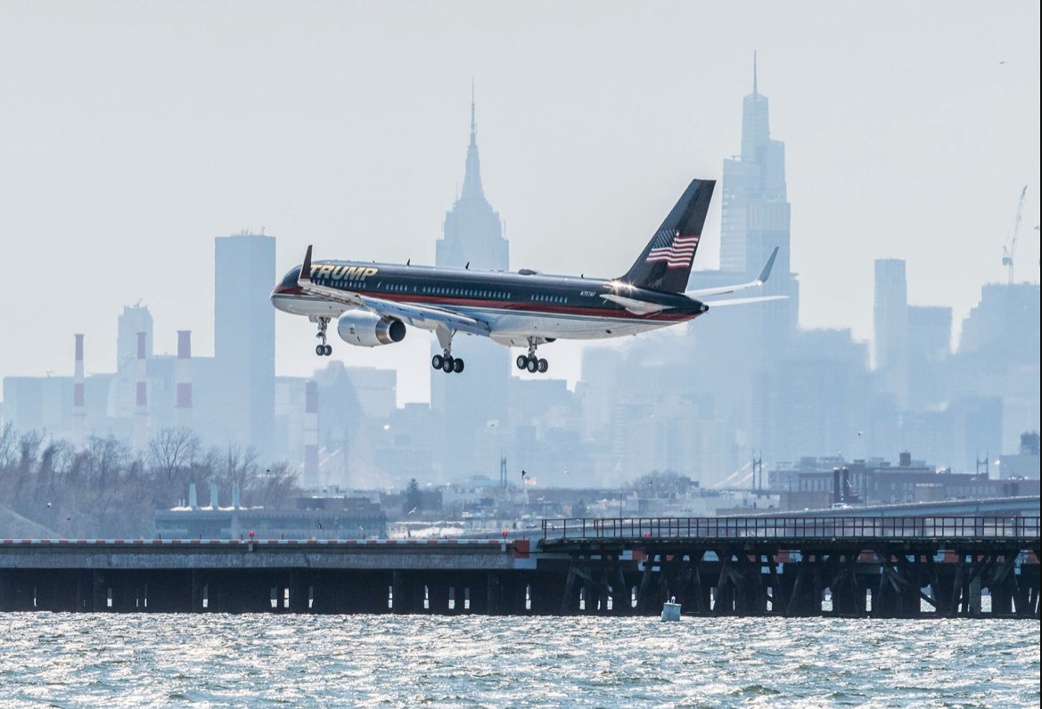 Máy bay riêng chở ông Trump đến New York. (Ảnh: CNN) Máy bay riêng chở ông Trump đến New York. (Ảnh: CNN)