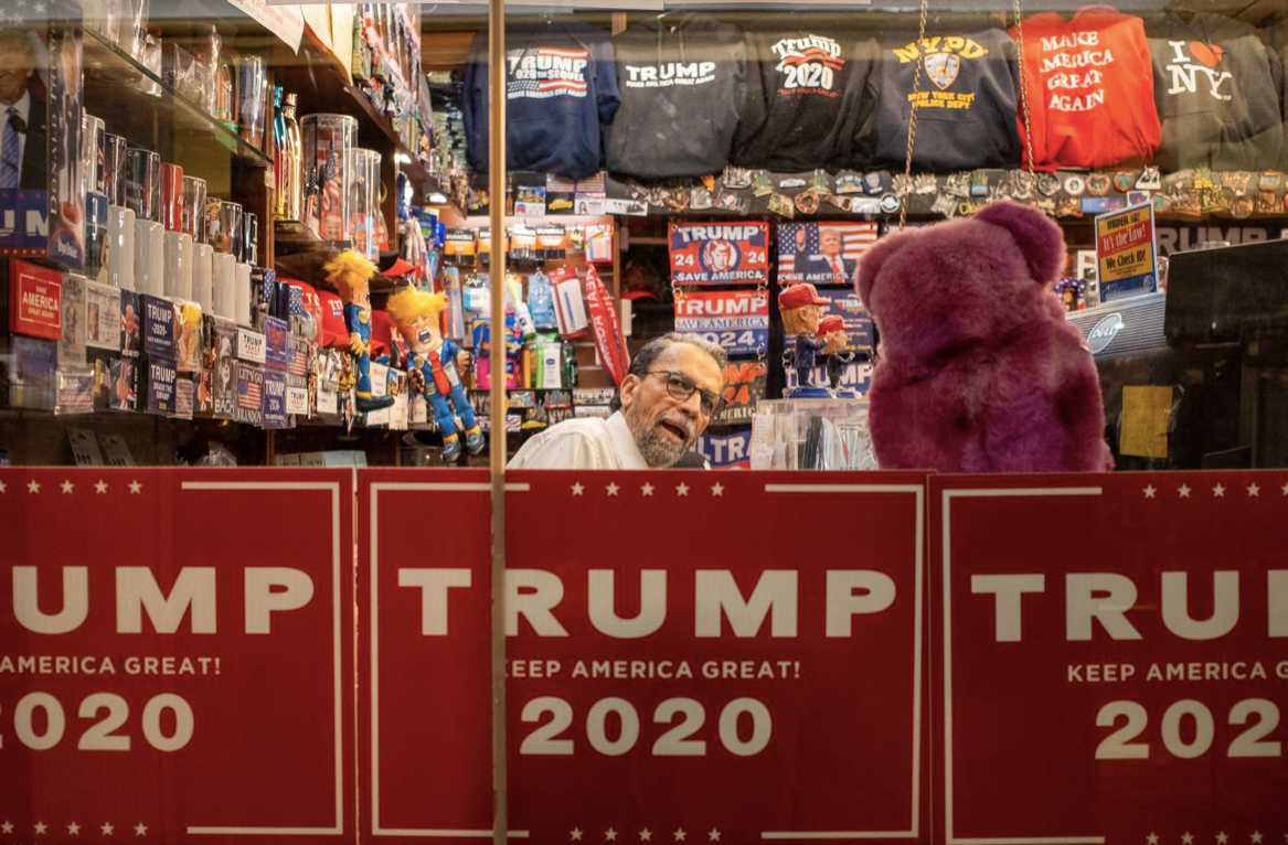 Một cửa hàng bán nhiều đồ lưu niệm về Trump ở New York. (ảnh: CNN) Một cửa hàng bán nhiều đồ lưu niệm về Trump ở New York. (ảnh: CNN)