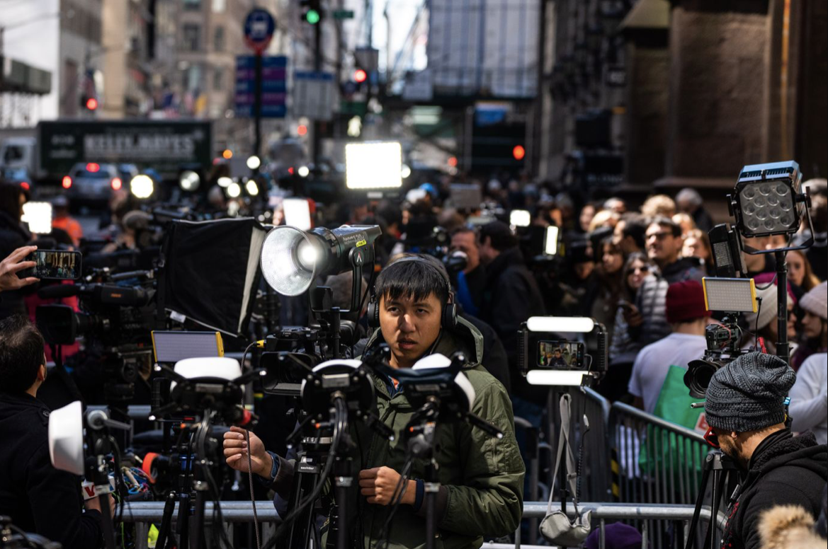 Đông đảo báo chí tập trung ngoài Tháp Trump ngày 2/4. (Ảnh: CNN) Đông đảo báo chí tập trung ngoài Tháp Trump ngày 2/4. (Ảnh: CNN)