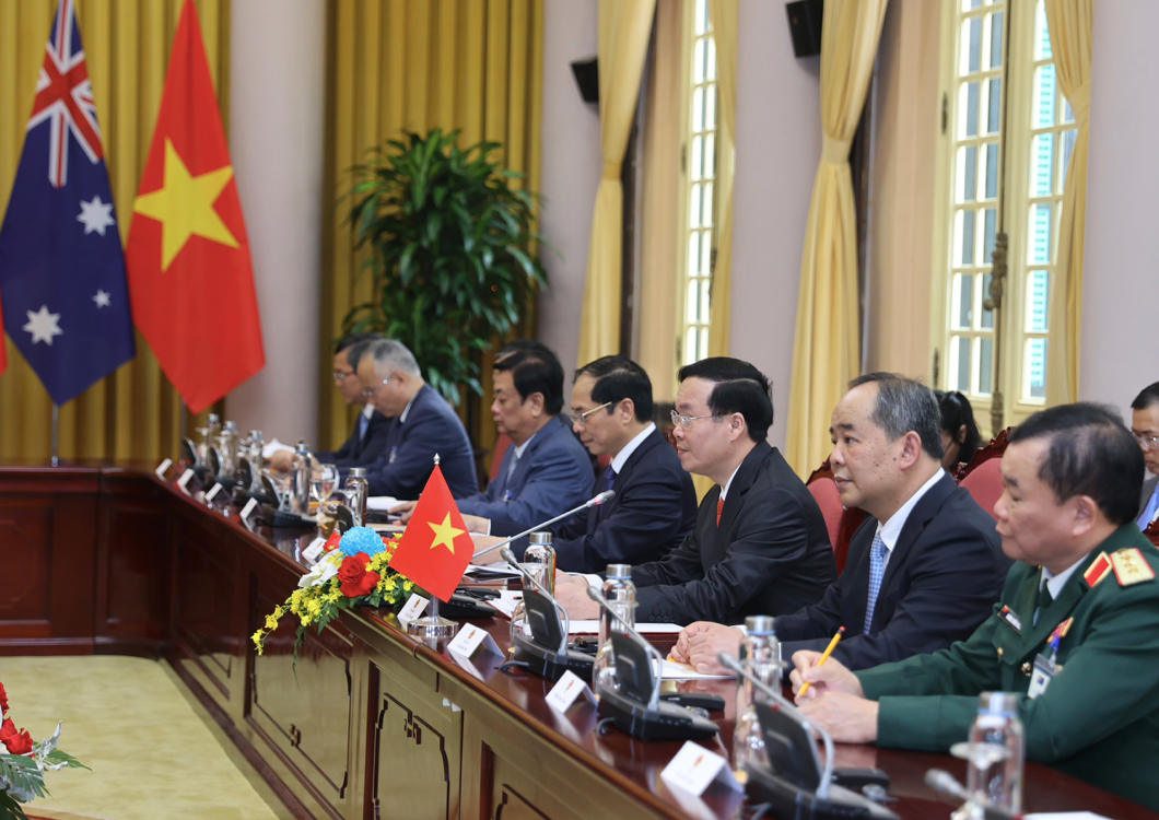 Chủ tịch nước Võ Văn Thưởng cùng các quan chức cấp cao Việt Nam tại cuộc hội đàm với đoàn Australia do Toàn quyền David Hurley dẫn đầu để bàn các biện pháp thúc đẩy quan hệ song phương trong thời gian tới. (Ảnh: Như Ý) Chủ tịch nước Võ Văn Thưởng cùng các quan chức cấp cao Việt Nam tại cuộc hội đàm với đoàn Australia do Toàn quyền David Hurley dẫn đầu để bàn các biện pháp thúc đẩy quan hệ song phương trong thời gian tới. (Ảnh: Như Ý)