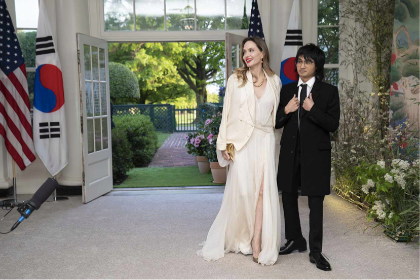 Minh tinh Angelina Jolie và con trai 21 tuổi Maddox đến Nhà Trắng dự quốc yến đón Tổng thống Hàn Quốc và Phu nhân. (Ảnh: Getty) Minh tinh Angelina Jolie và con trai 21 tuổi Maddox đến Nhà Trắng dự quốc yến đón Tổng thống Hàn Quốc và Phu nhân. (Ảnh: Getty)