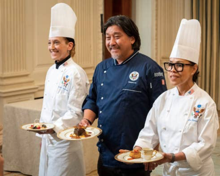 Đầu bếp bánh ngọt cấp cao của Nhà Trắng Susie Morrison (trái), đầu bếp khách mời Edward Lee (giữa) và bếp trưởng cấp cao của Nhà Trắng Cris Comerford trình bày các món ăn do họ làm. Đầu bếp người Mỹ gốc Hàn Edward Lee là người soạn thực đơn sau khi bàn bạc với Đệ nhất Phu nhân Jill Biden. Đầu bếp bánh ngọt cấp cao của Nhà Trắng Susie Morrison (trái), đầu bếp khách mời Edward Lee (giữa) và bếp trưởng cấp cao của Nhà Trắng Cris Comerford trình bày các món ăn do họ làm. Đầu bếp người Mỹ gốc Hàn Edward Lee là người soạn thực đơn sau khi bàn bạc với Đệ nhất Phu nhân Jill Biden.