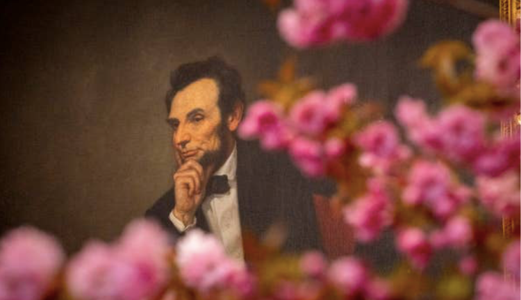 Đây là quốc yến lần thứ hai được tổ chức kể từ khi ông Biden trở thành tổng thống Mỹ. Bức chân dung Abraham Lincoln sau bó hoa anh đào lớn. Khi hai tổng thống phát biểu, họ sẽ được bao quanh bởi những màu sắc rực rỡ và thiết kế của một ngôi đền cổ của Hàn Quốc và kiến trúc lịch sử của Nhà Trắng. Đây là quốc yến lần thứ hai được tổ chức kể từ khi ông Biden trở thành tổng thống Mỹ. Bức chân dung Abraham Lincoln sau bó hoa anh đào lớn. Khi hai tổng thống phát biểu, họ sẽ được bao quanh bởi những màu sắc rực rỡ và thiết kế của một ngôi đền cổ của Hàn Quốc và kiến trúc lịch sử của Nhà Trắng.