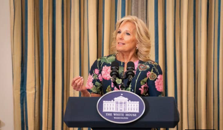 Đệ nhất Phu nhân Jill Biden khen ngợi các món ăn, và nói rằng bà biết chồng bà sẽ thích món nào nhất. Đệ nhất Phu nhân Jill Biden khen ngợi các món ăn, và nói rằng bà biết chồng bà sẽ thích món nào nhất.
