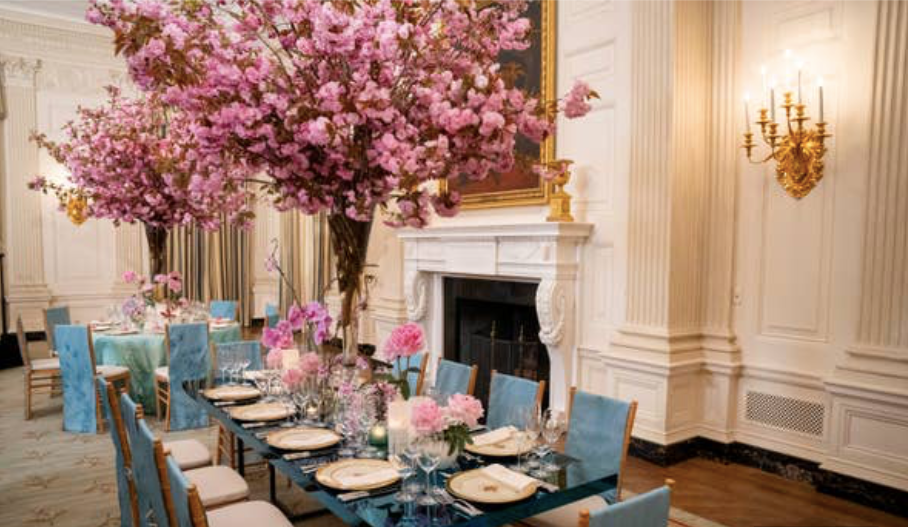 Bàn ăn được bố trí để Đệ nhất Phu nhân Jill Biden duyệt trước khi diễn ra quốc yến chào đón Tổng thống Hàn Quốc và Phu nhân. Giữa bàn ăn là một bình hoa anh đào lớn cao 1m8. Thư ký Nhà Trắng Carlos Elizondo cho biết, bình hoa này “tái tạo sự kỳ diệu” của khung cảnh của hồ Tidal Basin ở Washington hoặc đảo Jeju trong mùa xuân. Bàn ăn được bố trí để Đệ nhất Phu nhân Jill Biden duyệt trước khi diễn ra quốc yến chào đón Tổng thống Hàn Quốc và Phu nhân. Giữa bàn ăn là một bình hoa anh đào lớn cao 1m8. Thư ký Nhà Trắng Carlos Elizondo cho biết, bình hoa này “tái tạo sự kỳ diệu” của khung cảnh của hồ Tidal Basin ở Washington hoặc đảo Jeju trong mùa xuân.