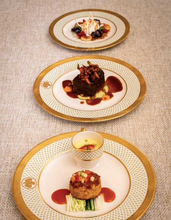 Các món ăn mẫu được trưng bày để duyệt trước, bao gồm bánh cua Maryland, sườn, và chuối. Để kết hợp với hương vị Hàn Quốc, nước sốt caramel tưới lên chuối và kem chanh có hương vị của doenjang, một loại tương đậu nành lên men của Hàn Quốc. Các món ăn mẫu được trưng bày để duyệt trước, bao gồm bánh cua Maryland, sườn, và chuối. Để kết hợp với hương vị Hàn Quốc, nước sốt caramel tưới lên chuối và kem chanh có hương vị của doenjang, một loại tương đậu nành lên men của Hàn Quốc.