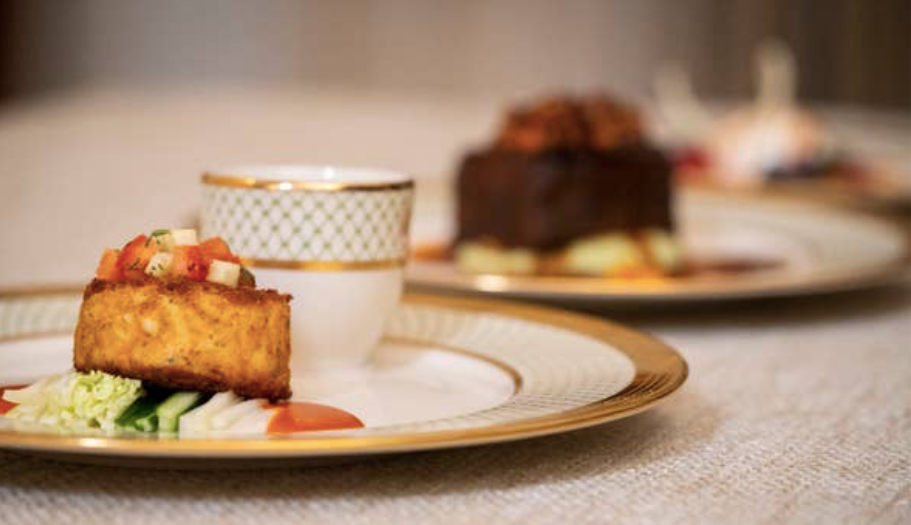 Bánh cua Maryland được mô tả là “rất Mỹ”, ăn kèm với bắp cải, su hào, dưa chuột trộn giấm gochujang, cùng với súp bí vàng ướp lạnh, dâu tây và lá tía tô. Thực đơn này được bà Biden chọn sau khi bà và các nhân viên nếm thử ít nhất 10 món khác nhau. Bánh cua Maryland được mô tả là “rất Mỹ”, ăn kèm với bắp cải, su hào, dưa chuột trộn giấm gochujang, cùng với súp bí vàng ướp lạnh, dâu tây và lá tía tô. Thực đơn này được bà Biden chọn sau khi bà và các nhân viên nếm thử ít nhất 10 món khác nhau.