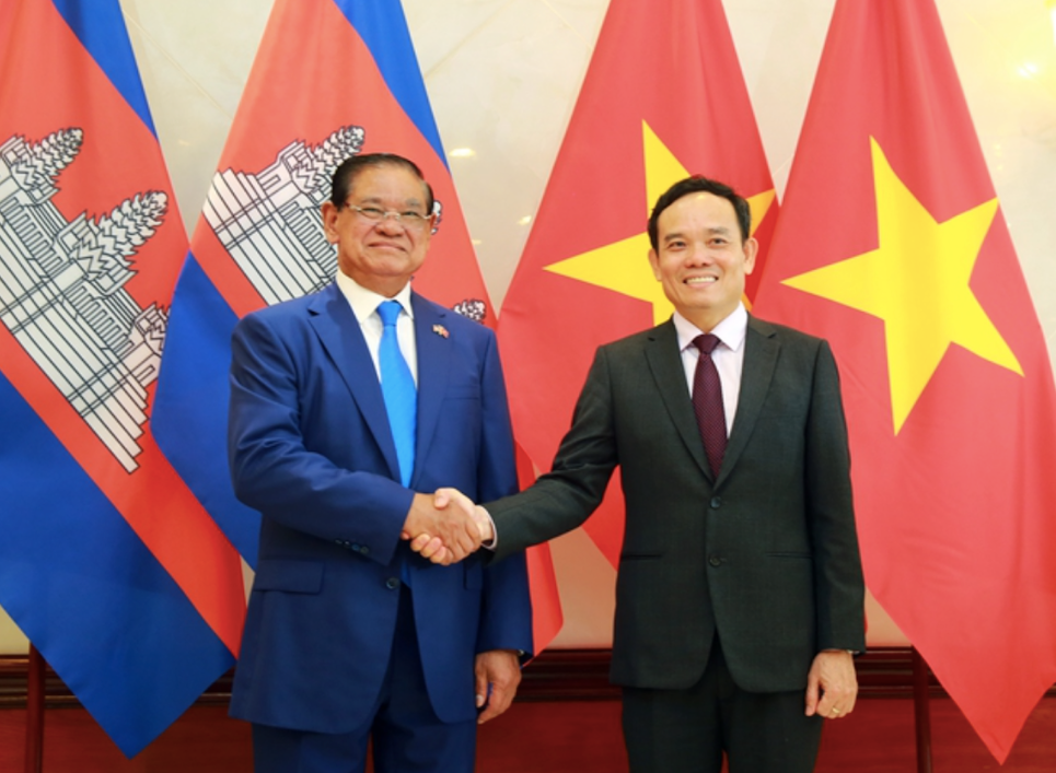 Phó Thủ tướng Trần Lưu Quang và Phó Thủ tướng, Bộ trưởng Bộ Nội vụ Vương quốc Campuchia Samdech Krolahom Sar Kheng. (Ảnh: Mofa) Phó Thủ tướng Trần Lưu Quang và Phó Thủ tướng, Bộ trưởng Bộ Nội vụ Vương quốc Campuchia Samdech Krolahom Sar Kheng. (Ảnh: Mofa)