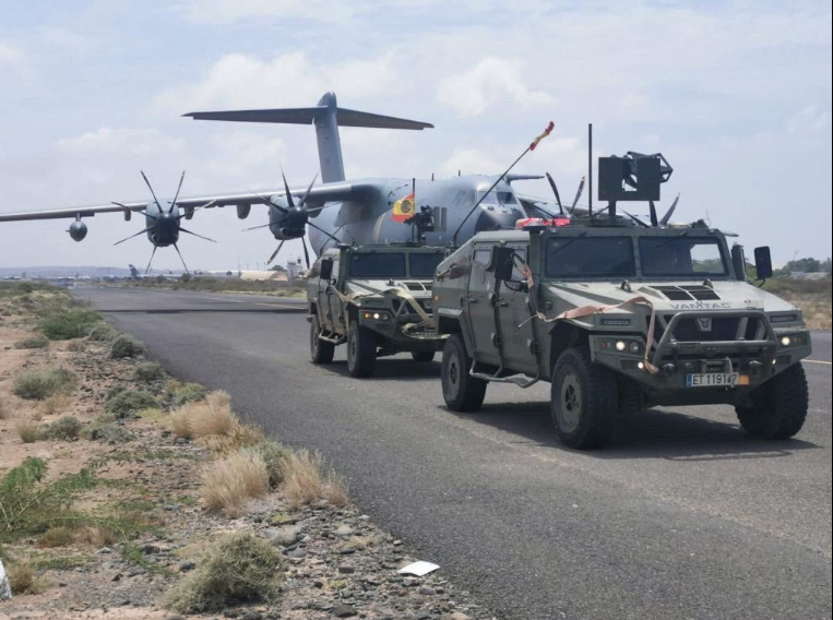 Máy bay và xe quân sự Tây Ban Nha sơ tán công dân khỏi Sudan. (Ảnh: Reuters) Máy bay và xe quân sự Tây Ban Nha sơ tán công dân khỏi Sudan. (Ảnh: Reuters)
