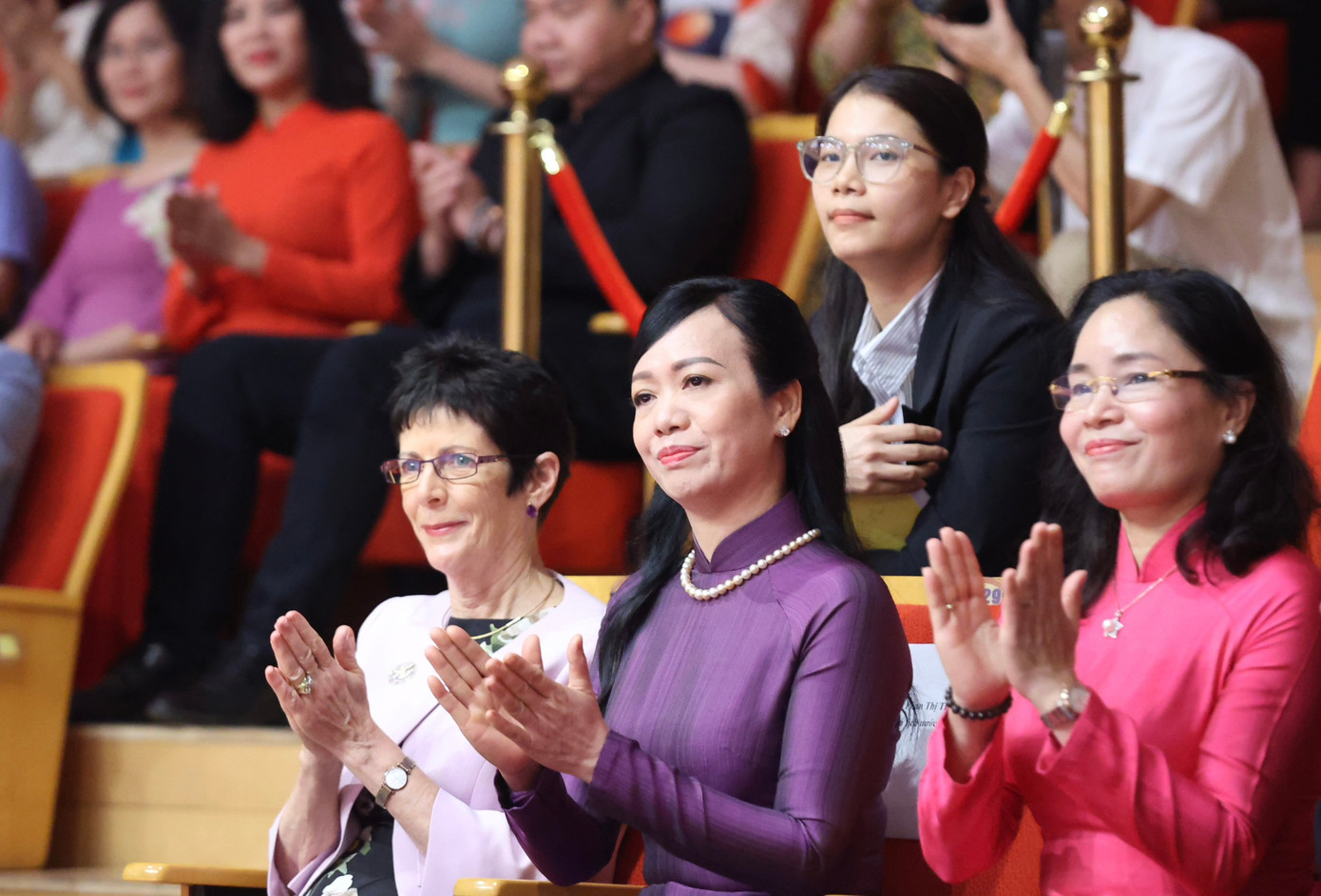 Hai phu nhân xem các nghệ sĩ biểu diễn. (Ảnh: Như Ý) Hai phu nhân xem các nghệ sĩ biểu diễn. (Ảnh: Như Ý)