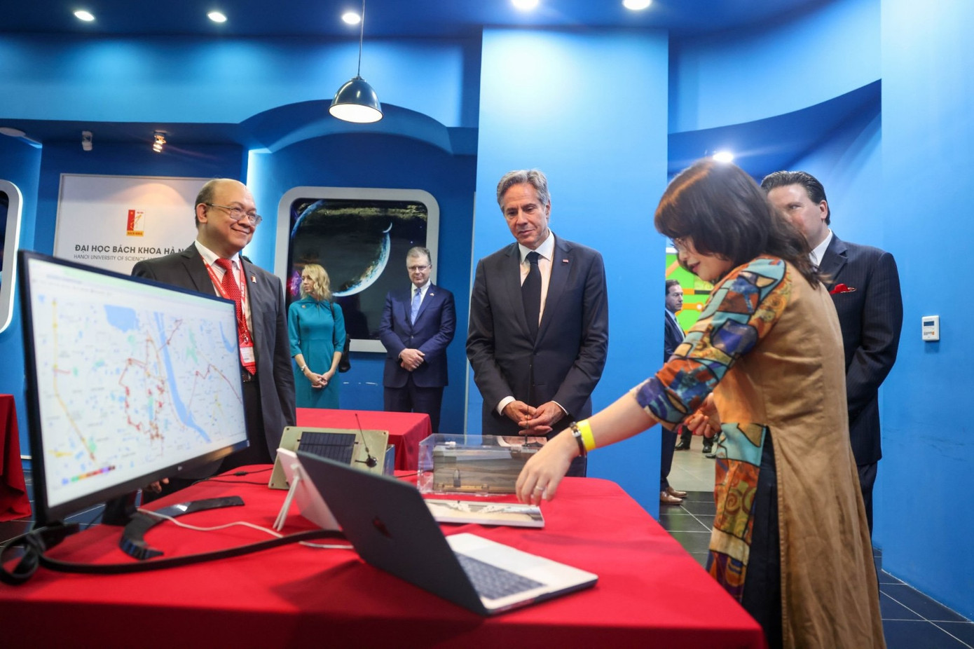 Chuyến thăm của Bộ trưởng Ngoại giao Mỹ Blinken trong sự kiện này là nhằm nêu bật những hỗ trợ của Mỹ trong lĩnh vực STEAM. (Ảnh: Như Ý) Chuyến thăm của Bộ trưởng Ngoại giao Mỹ Blinken trong sự kiện này là nhằm nêu bật những hỗ trợ của Mỹ trong lĩnh vực STEAM. (Ảnh: Như Ý)