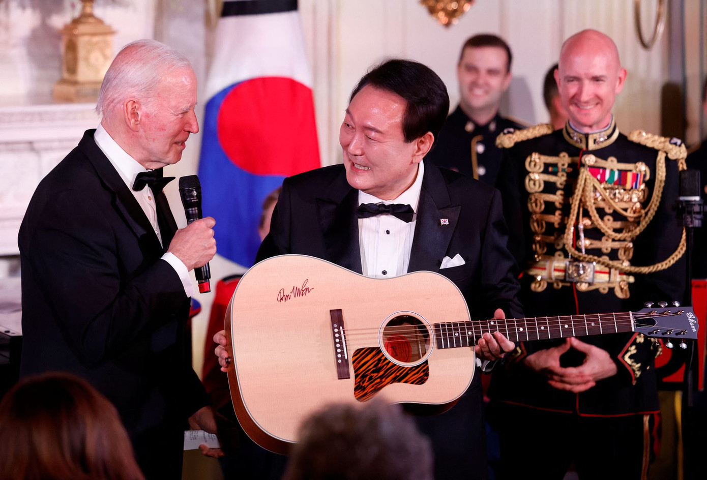 Tổng thống Hàn Quốc Yoon Suk Yeol được Tổng thống Mỹ Joe Biden tặng cây guitar của Don Mclean. (Ảnh: NBC News) Tổng thống Hàn Quốc Yoon Suk Yeol được Tổng thống Mỹ Joe Biden tặng cây guitar của Don Mclean. (Ảnh: NBC News)