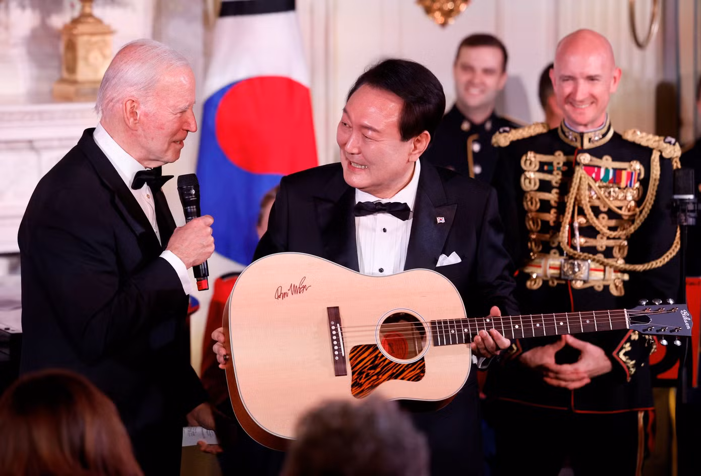 Tổng thống Hàn Quốc Yoon Suk Yeol được Tổng thống Mỹ Joe Biden tặng cây guitar của Don Mclean. (Ảnh: NBC News)
