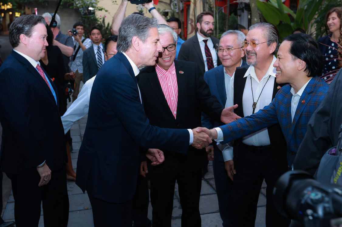 Ông Blinken giao lưu với các nghệ sĩ tại quán bar. (Ảnh: Như Ý)