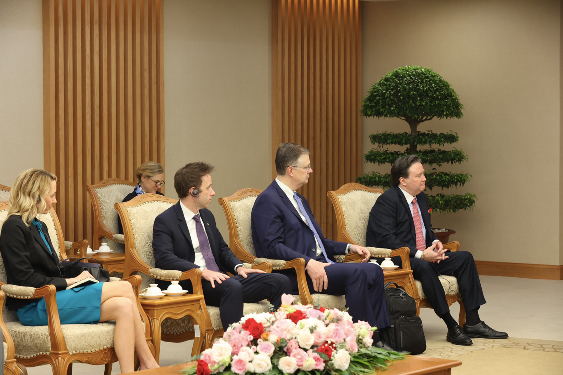 Tham gia đoàn do Bộ trưởng Ngoại giao Antony Blinken dẫn đầu còn có cựu Đại sứ Mỹ tại Việt Nam Daniel Kritenbink, người hiện giữ chức Trợ lý Bộ trưởng Ngoại giao phụ trách các vấn đề Đông Á và Thái Bình Dương (thứ hai từ phải sang). (Ảnh: Như Ý)