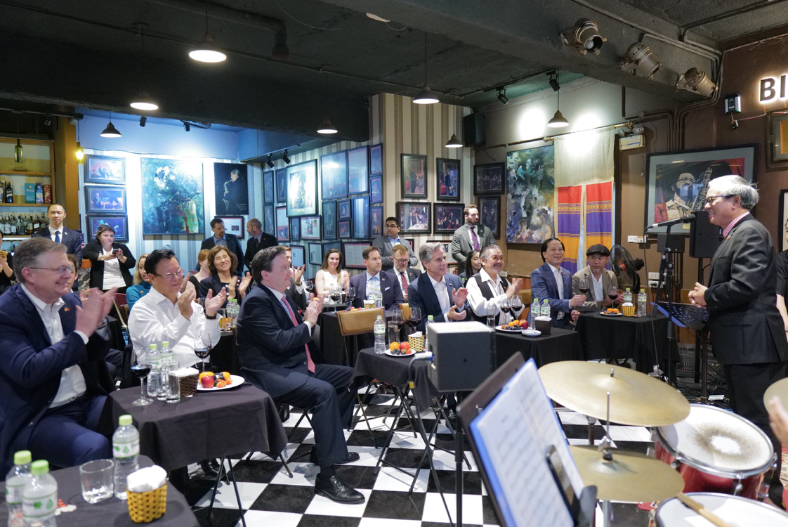 Đại sứ Phạm Quang Vinh phát biểu tại buổi nghe nhạc. Đại sứ Phạm Quang Vinh và Bộ trưởng Ngoại giao Mỹ Antony Blinken là những người bạn đã quen biết nhau từ lâu. (Ảnh: Như Ý)