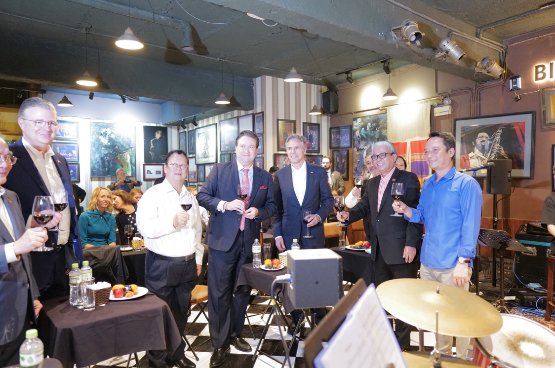 Bộ trưởng Ngoại giao Mỹ Antony Blinken cùng các quan chức Mỹ và bạn bè Việt Nam tại buổi nghe nhạc. (Ảnh: Như Ý)