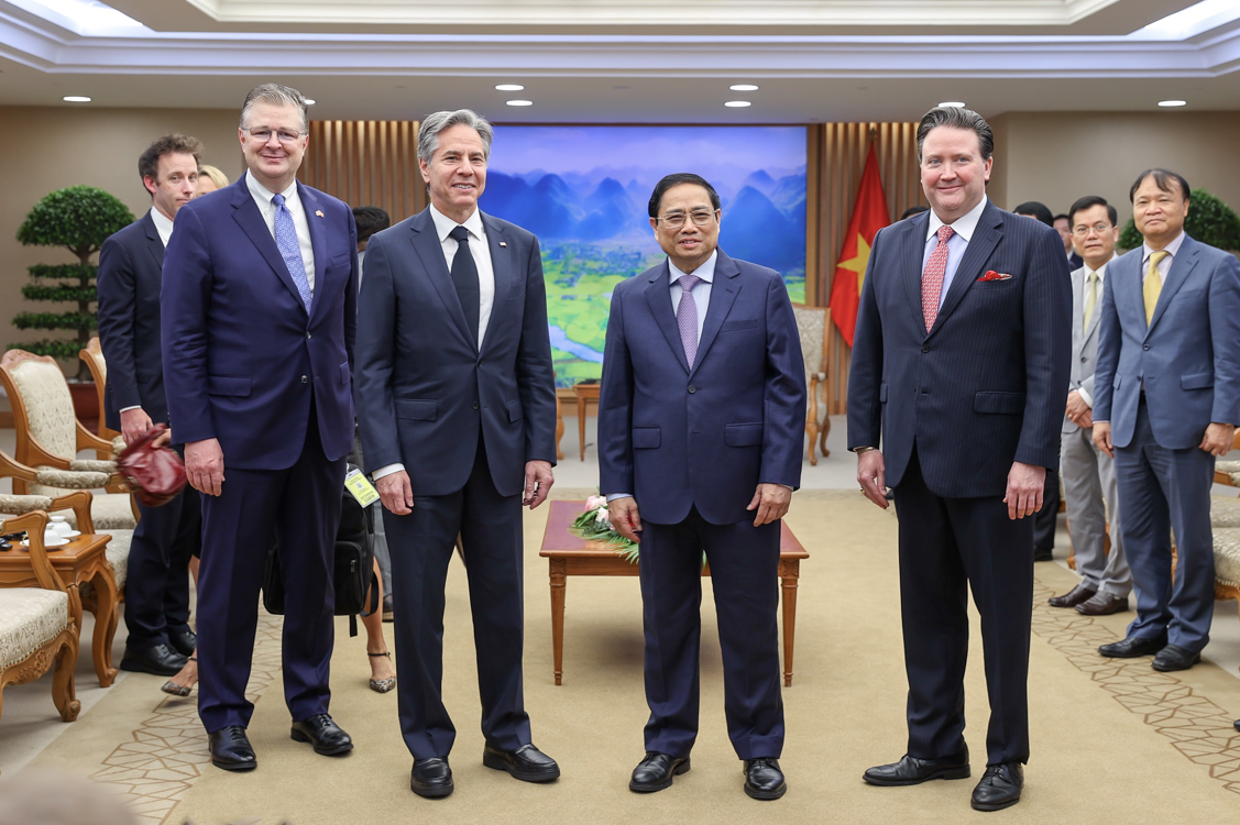 Thủ tướng Phạm Minh Chính chụp ảnh chung với Bộ trưởng Ngoại giao Mỹ Antony Blinken, Đại sứ tại Việt Nam Marc Knapper (phải) và Trợ lý Bộ trưởng Ngoại giao Mỹ Daniel Kritenbrink (trái). (Ảnh: Như Ý)