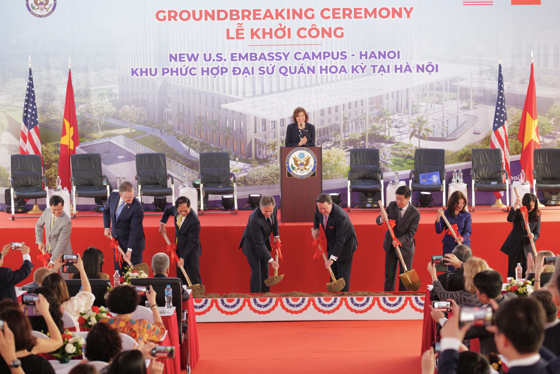 Các quan chức của hai nước động thổ dự án. (Ảnh: Như Ý)