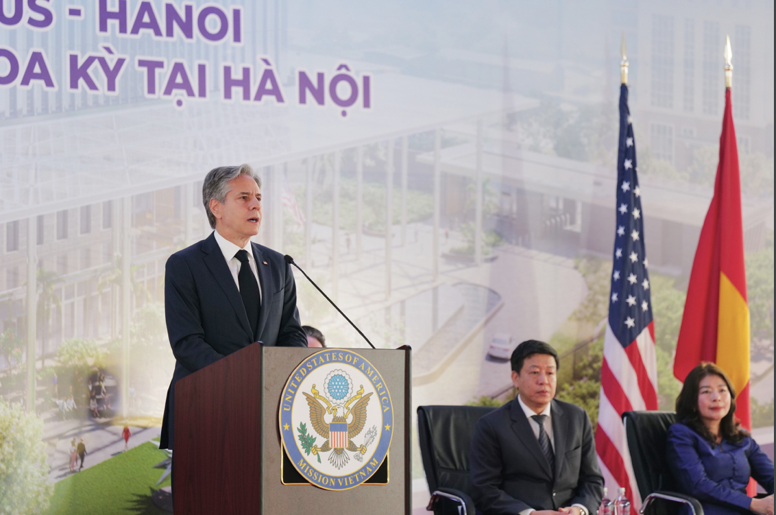 Bộ trưởng Ngoại giao Mỹ Antony Blinken phát biểu tại lễ khởi công. (Ảnh: Như Ý)