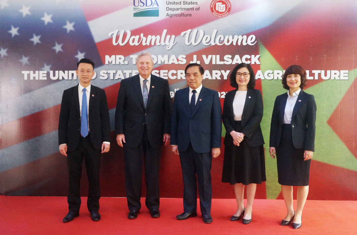 Bộ trưởng Vilsack chụp ảnh với Ban giám hiệu ĐH Ngoại thương. (Ảnh: Thu Loan) Bộ trưởng Vilsack chụp ảnh với Ban giám hiệu ĐH Ngoại thương. (Ảnh: Thu Loan)