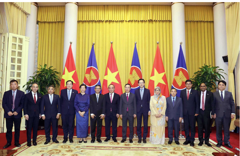 Đại sứ các nước ASEAN đến chào và chúc mừng Chủ tịch nước Võ Văn Thưởng. (Ảnh: TTXVN)
