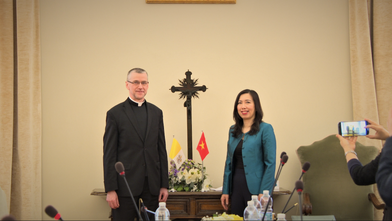 Thứ trưởng Ngoại giao Lê Thị Thu Hằng và Thứ trưởng Ngoại giao Toà thánh Vatican - Đức ông Miroslaw Wachowski Thứ trưởng Ngoại giao Lê Thị Thu Hằng và Thứ trưởng Ngoại giao Toà thánh Vatican - Đức ông Miroslaw Wachowski