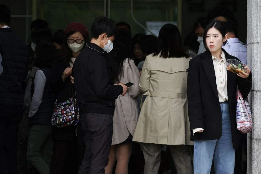 Nhiều người Hàn Quốc say sưa kiếm tiền qua ứng dụng Toss. (Ảnh: Reuters)