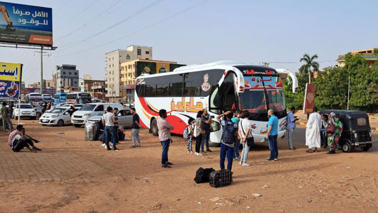 Người dân sơ tán khỏi Khartoum bằng xe buýt, ngày 25/4. (Ảnh: Reuters) Người dân sơ tán khỏi Khartoum bằng xe buýt, ngày 25/4. (Ảnh: Reuters)