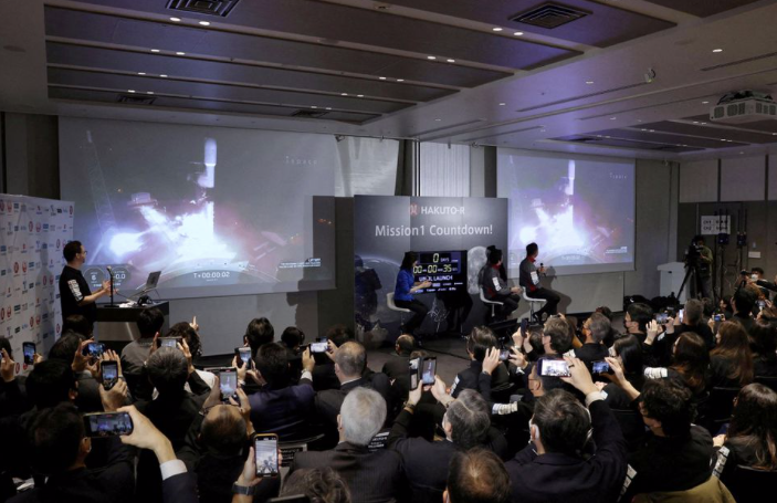 Buổi phát trực tiếp sự kiện tàu đổ bộ M1 của ispace xuống Mặt trăng. (Ảnh: Reuters)