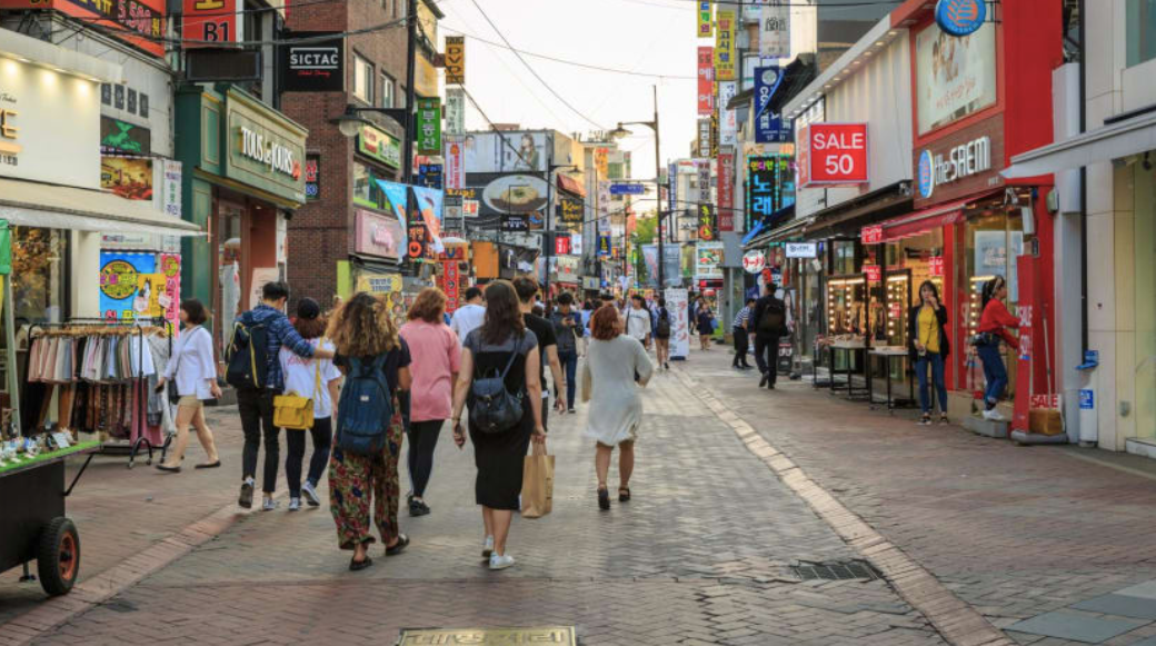 Trên một tuyến phố ở Hàn Quốc. (Ảnh: Kyodo)