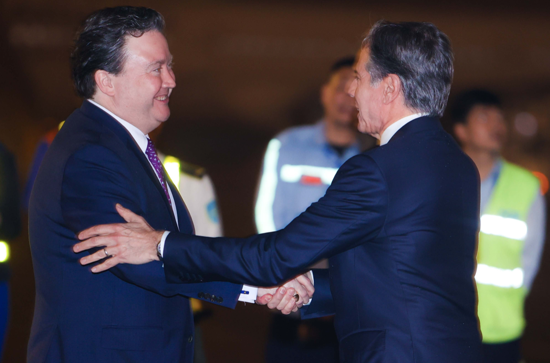 Đại sứ Mỹ tại Hà Nội Marc Knapper đón Ngoại trưởng Mỹ Antony Blinken tại sân bay. (Ảnh: Nhật Minh)