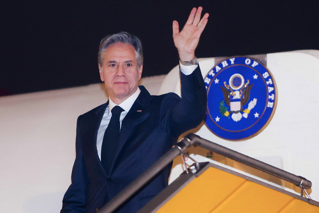 Ngoại trưởng Mỹ Antony Blinken vẫy chào khi xuống đến sân bay Nội Bài. (Ảnh: Nhật Minh)