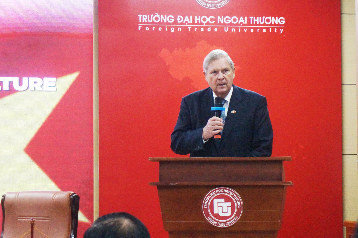 Bộ trưởng Nông nghiệp Mỹ Thomas Vilsack phát biểu tại ĐH Ngoại thương, ngày 19/4. (Ảnh: Thu Loan) Bộ trưởng Nông nghiệp Mỹ Thomas Vilsack phát biểu tại ĐH Ngoại thương, ngày 19/4. (Ảnh: Thu Loan)