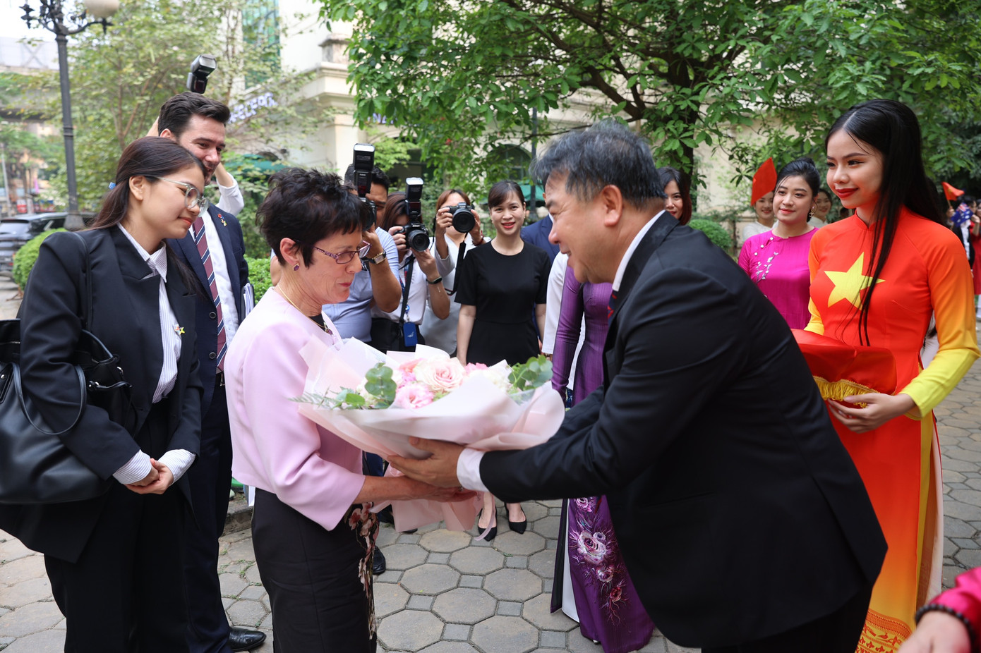 Phu nhân Linda Hurley nhận hoa từ lãnh đạo học viện. (Ảnh: Như Ý) Phu nhân Linda Hurley nhận hoa từ lãnh đạo học viện. (Ảnh: Như Ý)