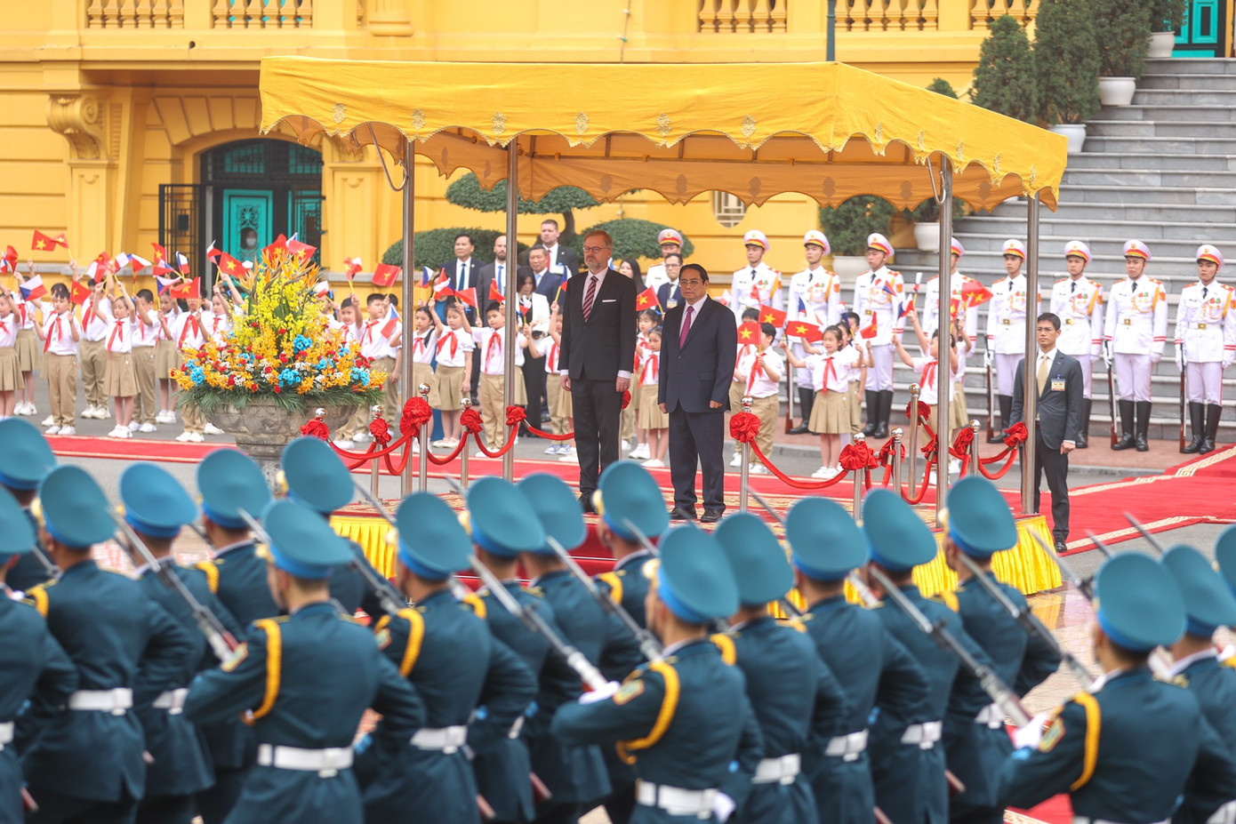 Hai Thủ tướng làm lễ chào cờ. (Ảnh: Đoàn Bắc)