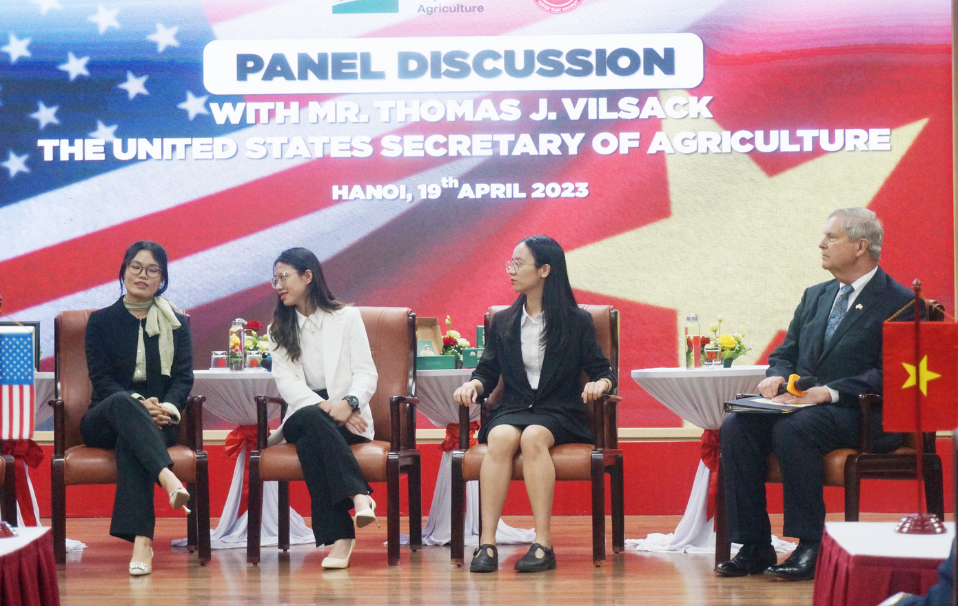 Bộ trưởng Vilsack giao lưu với các sinh viên ĐH Ngoại thương. (Ảnh: Thu Loan) Bộ trưởng Vilsack giao lưu với các sinh viên ĐH Ngoại thương. (Ảnh: Thu Loan)