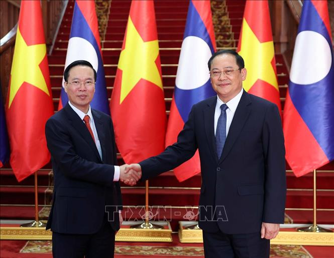 Chủ tịch nước Võ Văn Thưởng hội kiến Thủ tướng Lào Sonexay Siphandone. (Ảnh: TTXVN)