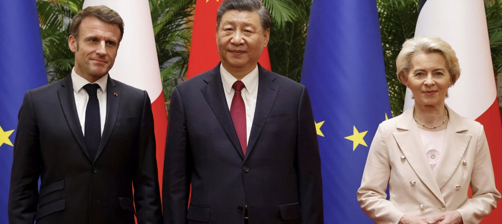 Chủ tịch EC Ursula von der Leyen (phải) cùng Tổng thống Pháp Emmanuel Macron (trái) và Chủ tịch Trung Quốc Tập Cận Bình trong cuộc gặp tại Bắc Kinh. (Ảnh: AP) Chủ tịch EC Ursula von der Leyen (phải) cùng Tổng thống Pháp Emmanuel Macron (trái) và Chủ tịch Trung Quốc Tập Cận Bình trong cuộc gặp tại Bắc Kinh. (Ảnh: AP)