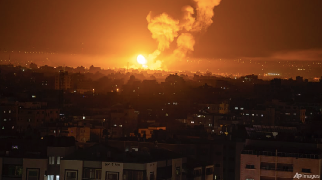 Một rốc-két rơi xuống Gaza ngày 7/3. (Ảnh: AP)