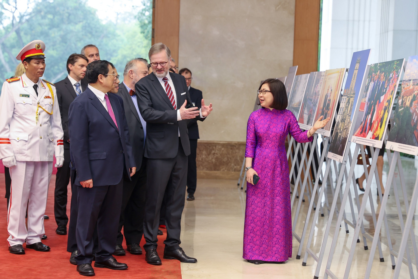 Hai Thủ tướng được giới thiệu về những hình ảnh tiêu biểu cho quan hệ song phương Việt Nam - CH Séc. (Ảnh: Đoàn Bắc)