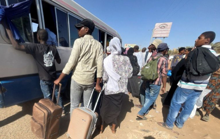 Người dân lên xe buýt rời khỏi thủ đô Khartoum. (Ảnh: Reuters) Người dân lên xe buýt rời khỏi thủ đô Khartoum. (Ảnh: Reuters)