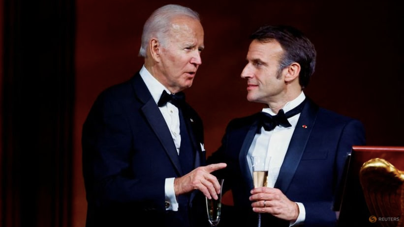 Tổng thống Mỹ Joe Biden (trái) và người đồng cấp Pháp Emmanuel Macron trong cuộc gặp tháng 12/2022. (Ảnh: Reuters)