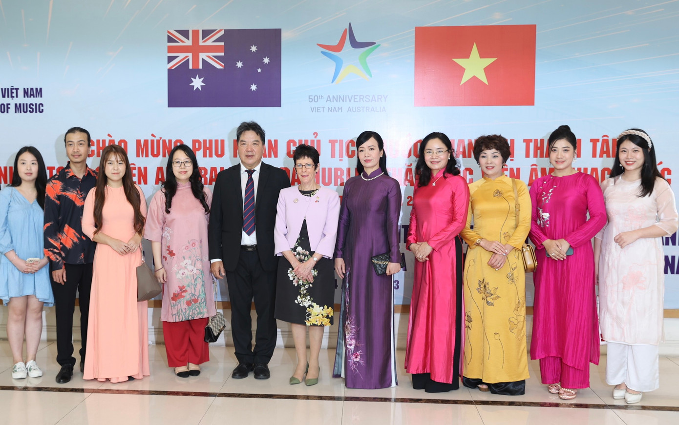 Hai phu nhân chụp ảnh lưu niệm tại sự kiện chào mừng của Học viện Âm nhạc Quốc gia. (Ảnh: Như Ý) Hai phu nhân chụp ảnh lưu niệm tại sự kiện chào mừng của Học viện Âm nhạc Quốc gia. (Ảnh: Như Ý)