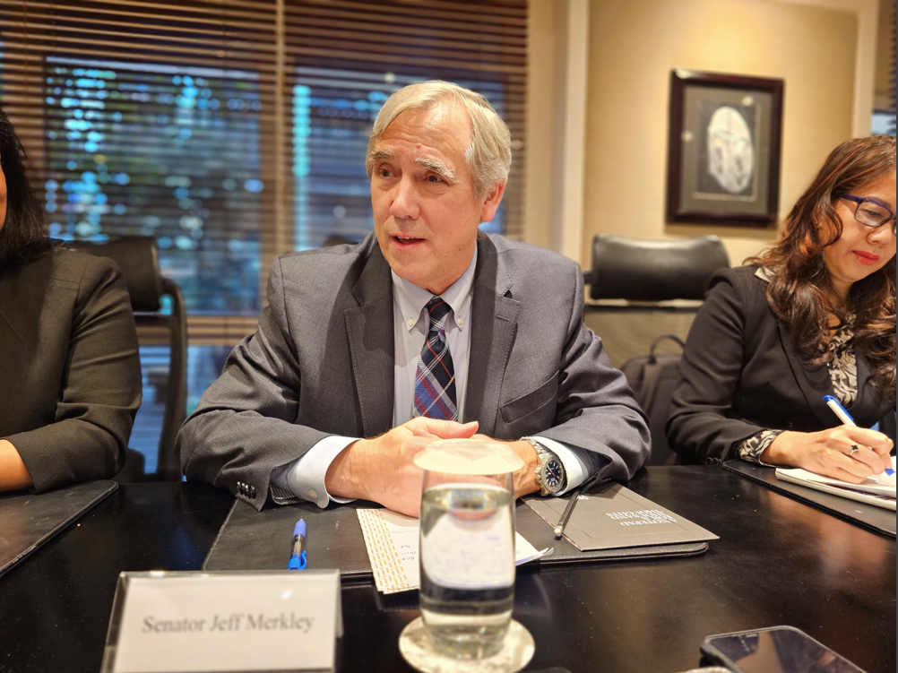 Thượng nghị sĩ Jeff Merkley trong cuộc gặp báo chí chiều 8/4. (Ảnh: TĐ)