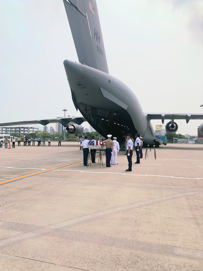 Hai bộ hài cốt được chuyển về Hawaii để xác minh thêm. (Ảnh: ĐSQ Mỹ)