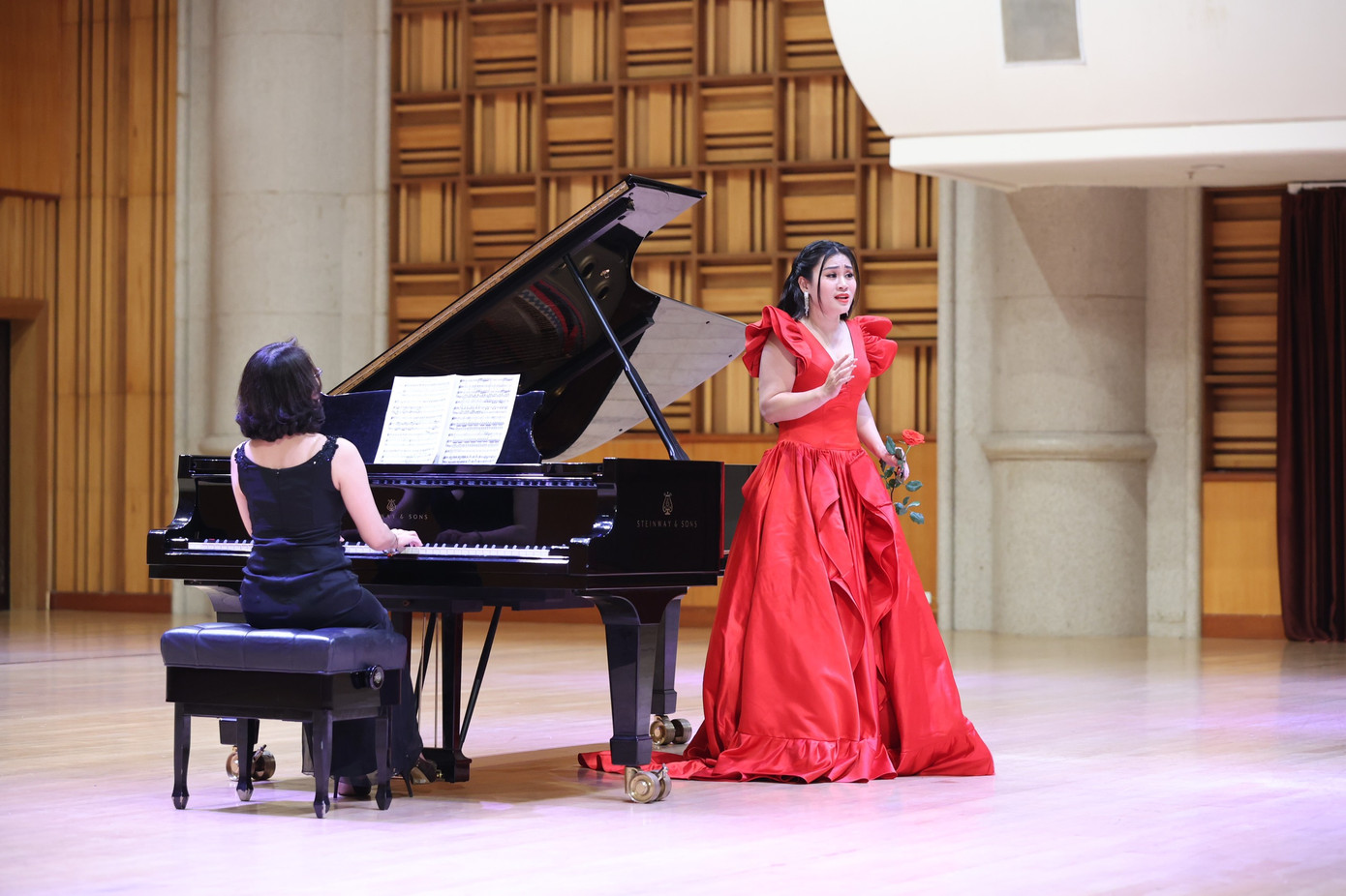 Nghệ sĩ của học viện biểu diễn chào mừng hai phu nhân. (Ảnh: Như Ý) Nghệ sĩ của học viện biểu diễn chào mừng hai phu nhân. (Ảnh: Như Ý)