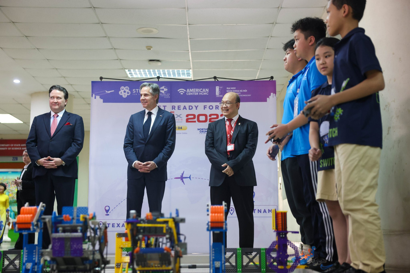 Bộ trưởng Ngoại giao Mỹ xem các robot do sinh viên Đại học Bách Khoa chế tạo. (Ảnh: Như Ý) Bộ trưởng Ngoại giao Mỹ xem các robot do sinh viên Đại học Bách Khoa chế tạo. (Ảnh: Như Ý)